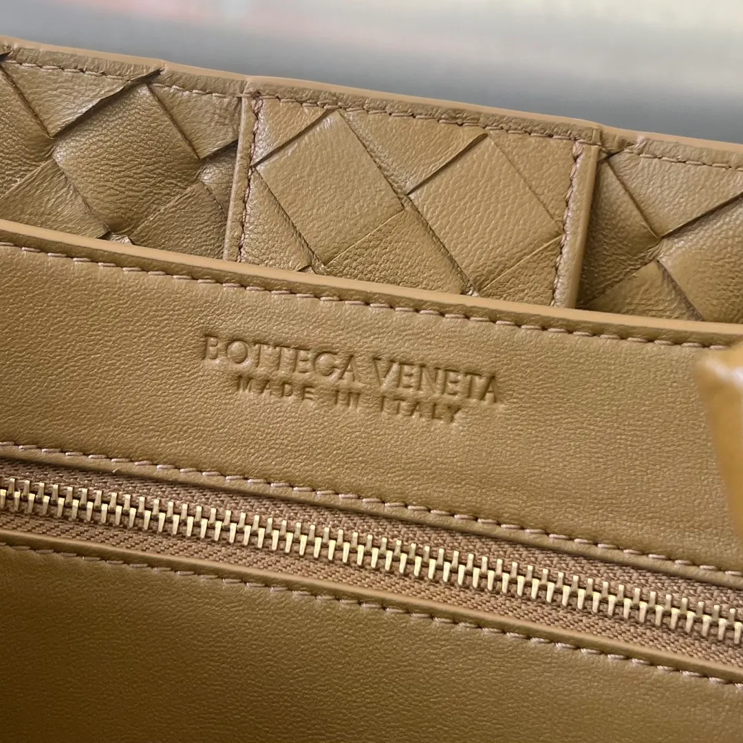 Batch 2360 #Bottega Veneta Yangjin Andiamo handbag, many stars have the same style 🎈 743572 Classic full-body leather weaving with golden knot buckle, stable and chic enough [Proud] The whole body is made of Nappa sheep leather, comfortable, soft and dynamic. The sliding metal knot buckle can adjust the shoulder strap, single shoulder/handbag/crossbody, multiple carrying methods, large bag capacity Suitable for commuting/daily use/traveling. This bag is divided into small/medium/large sizes. There is always one that suits you. Then take me with you🎀🎀 Size: 32.5x24x12 p3040